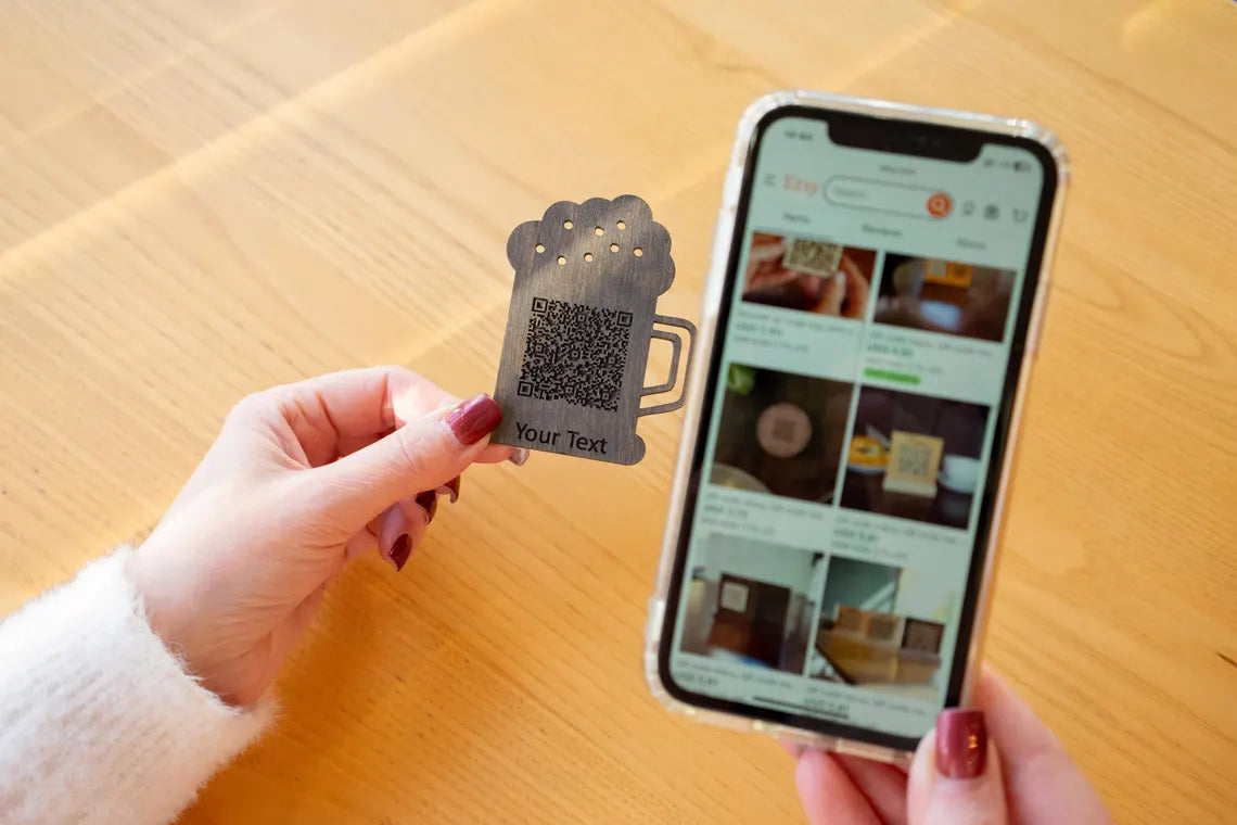 Wooden Beer Mug-Shaped QR Code Sign – Custom Engraved, Personalized Contactless Menu Stand for Restaurants, Bars, Cafes