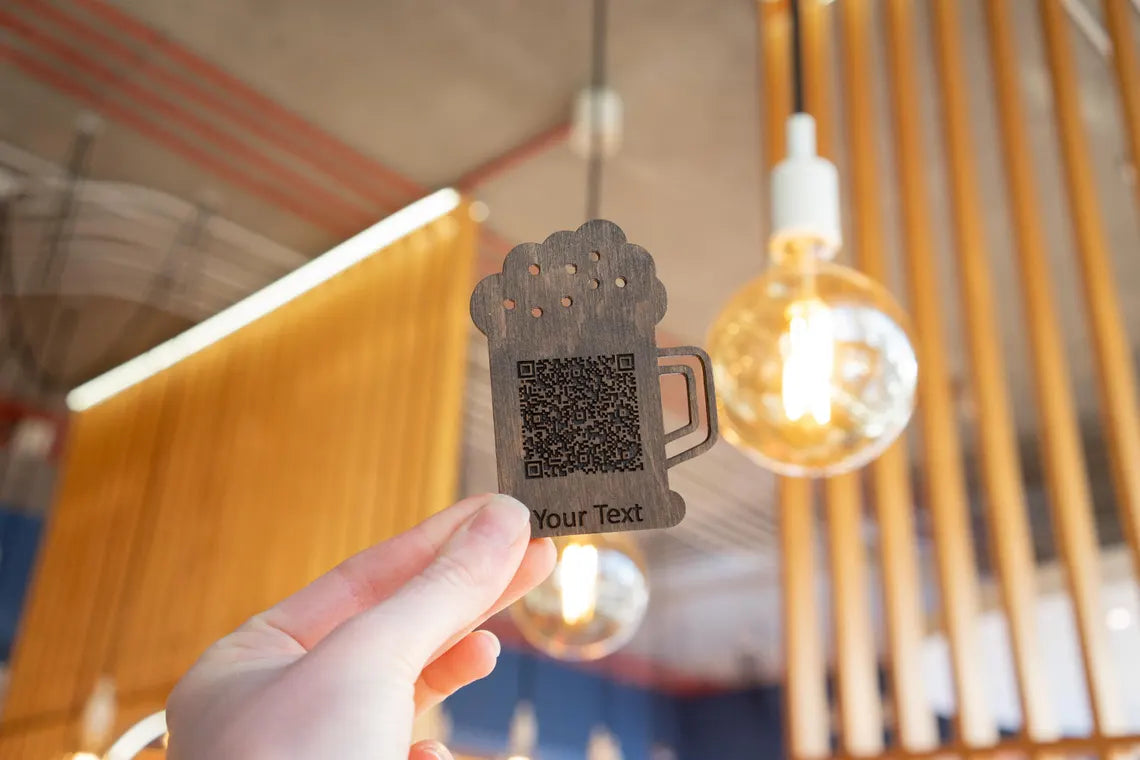 Wooden Beer Mug-Shaped QR Code Sign – Custom Engraved, Personalized Contactless Menu Stand for Restaurants, Bars, Cafes