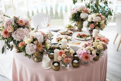 How to decorate a restaurant table for a birthday
