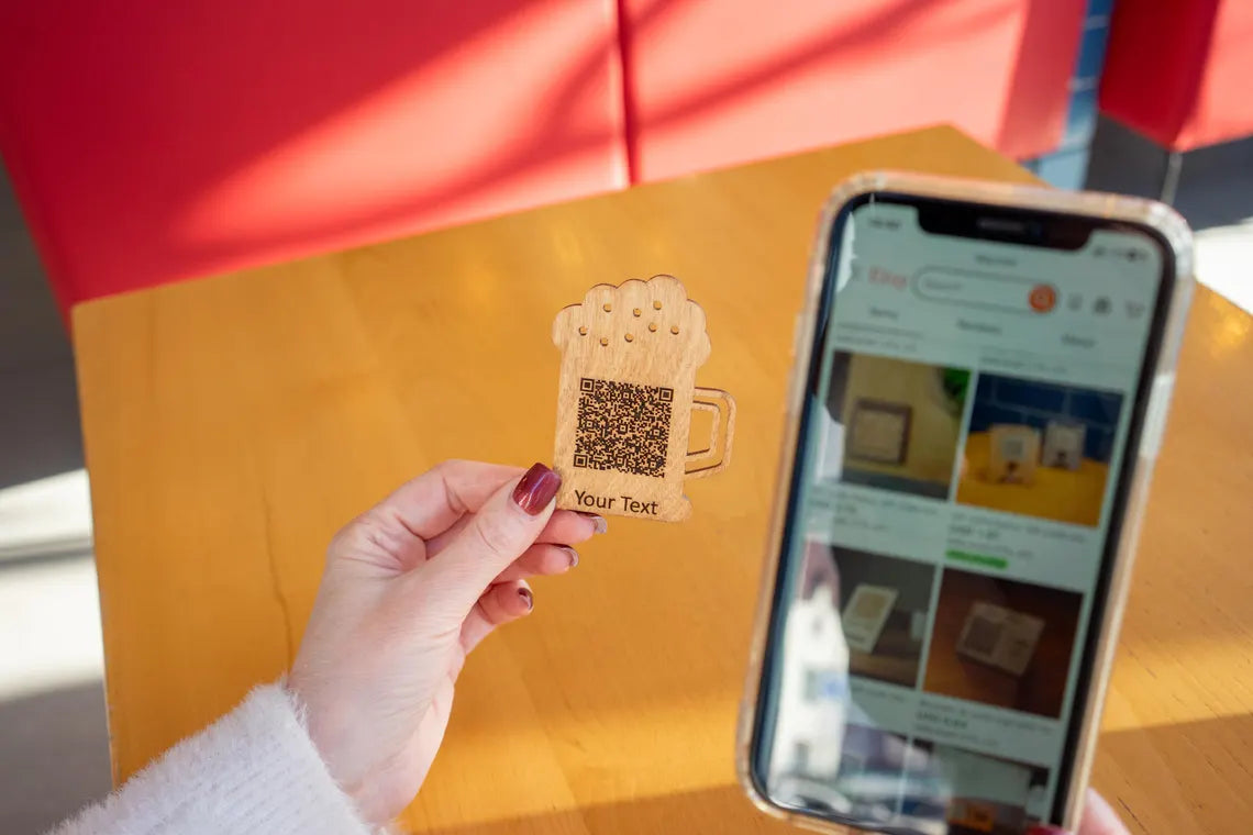 Wooden Beer Mug-Shaped QR Code Sign – Custom Engraved, Personalized Contactless Menu Stand for Restaurants, Bars, Cafes