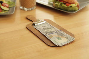 Wooden check holder in the shape of a frying pan and the benefits for your place