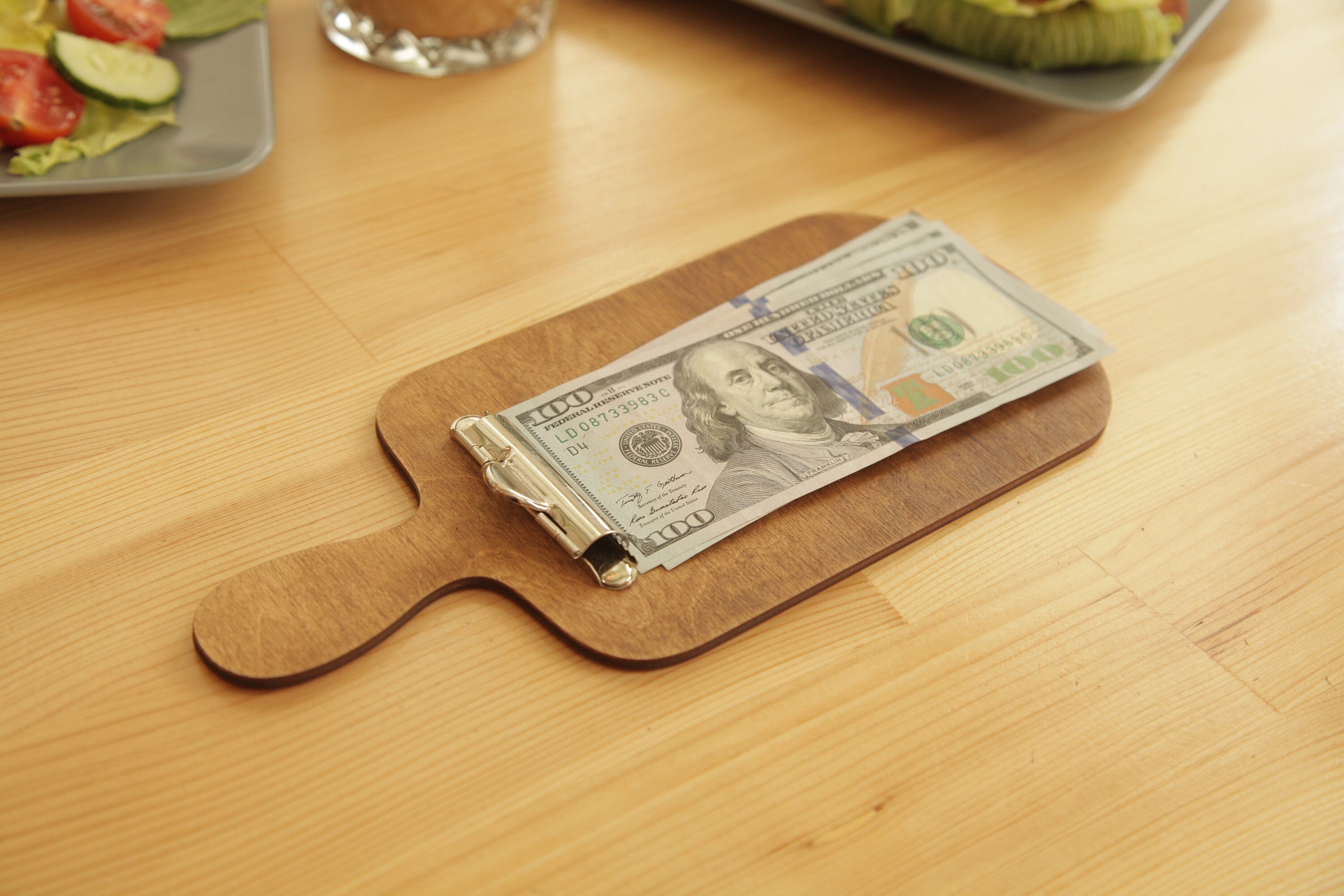 Wooden check holder in the shape of a frying pan and the benefits for your place