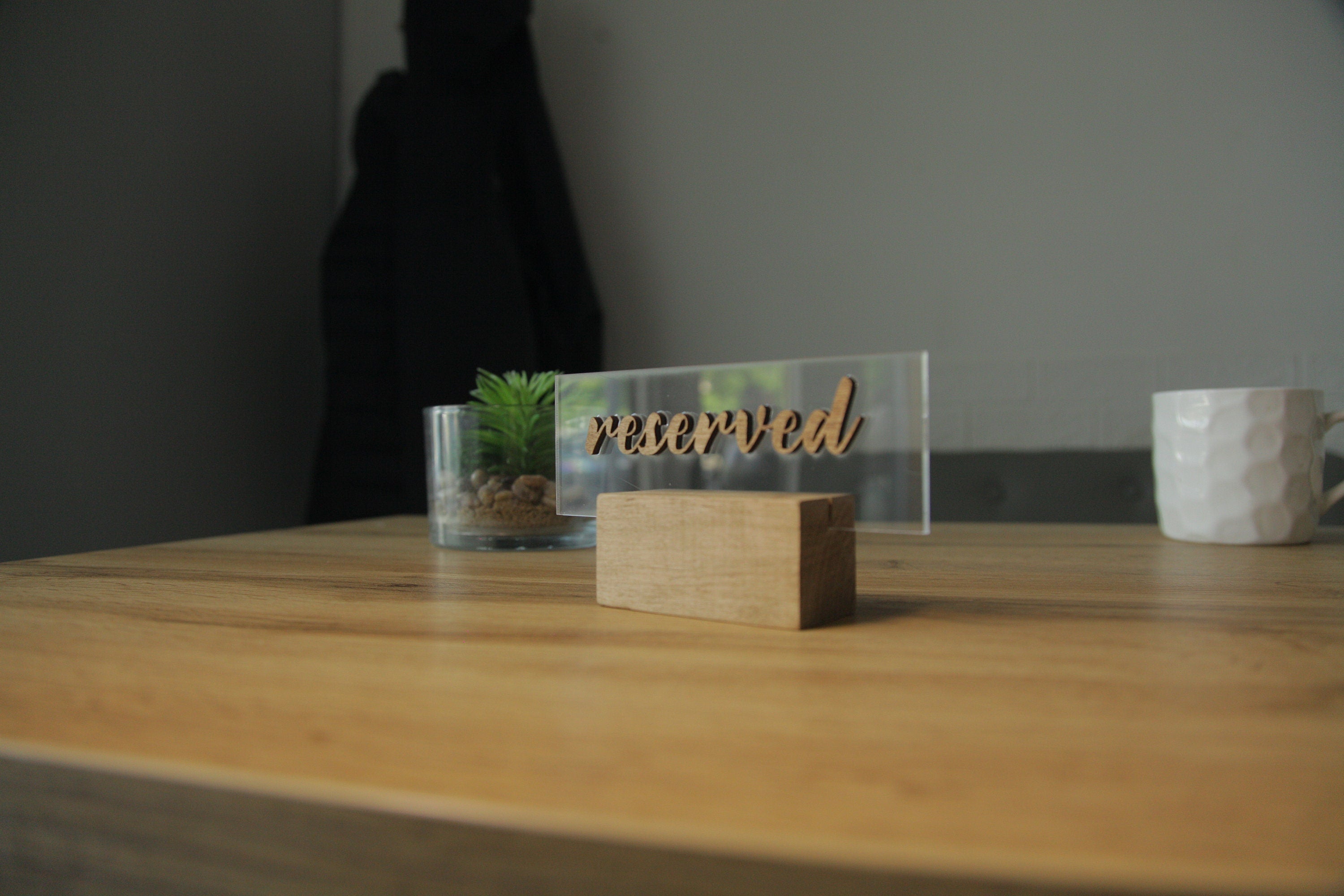 The acrylic sign or why raise the quality of your place?